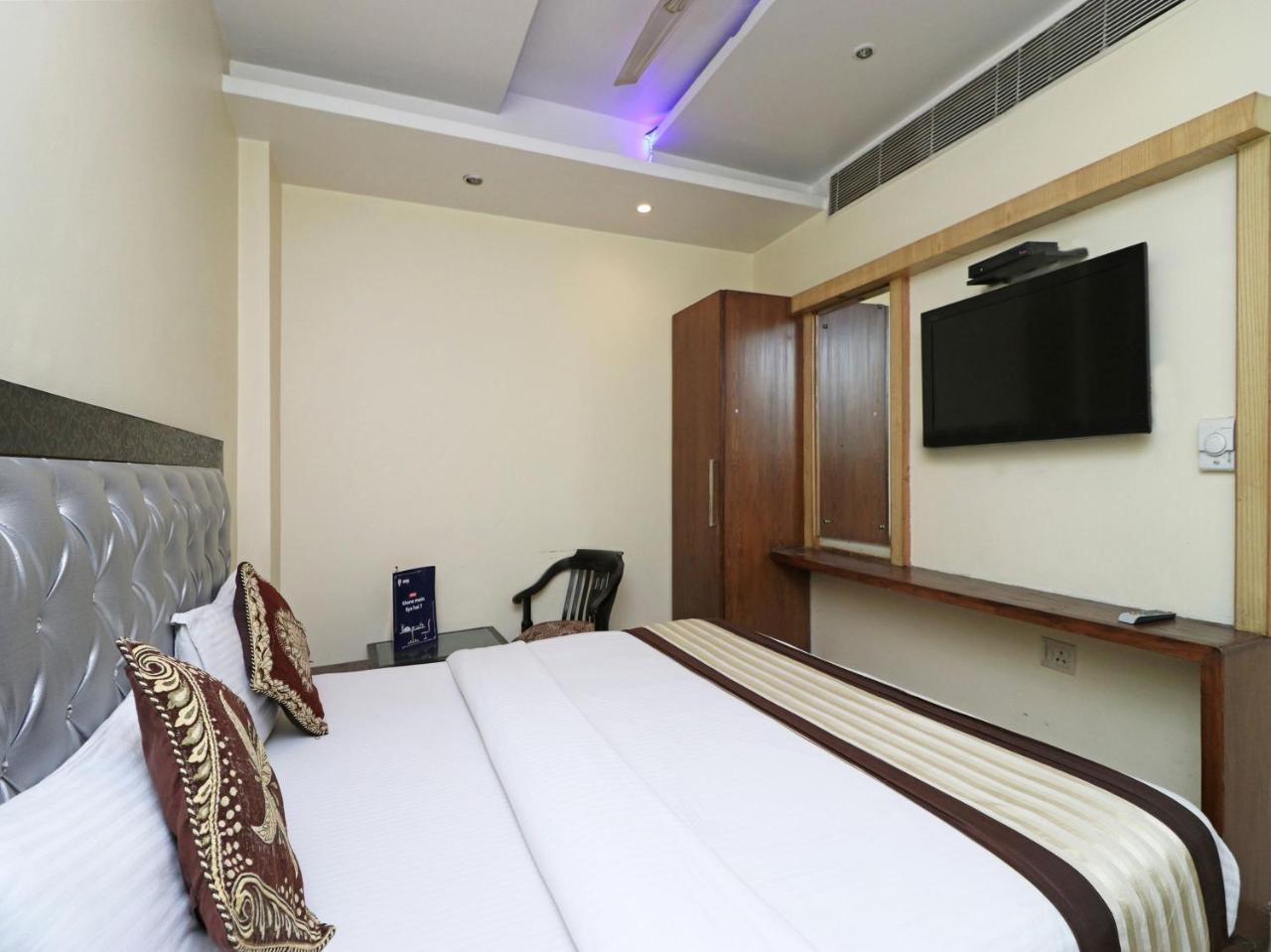 Hotel Guruvas Inn "Vaccinated Staff" Нью-Дели Экстерьер фото