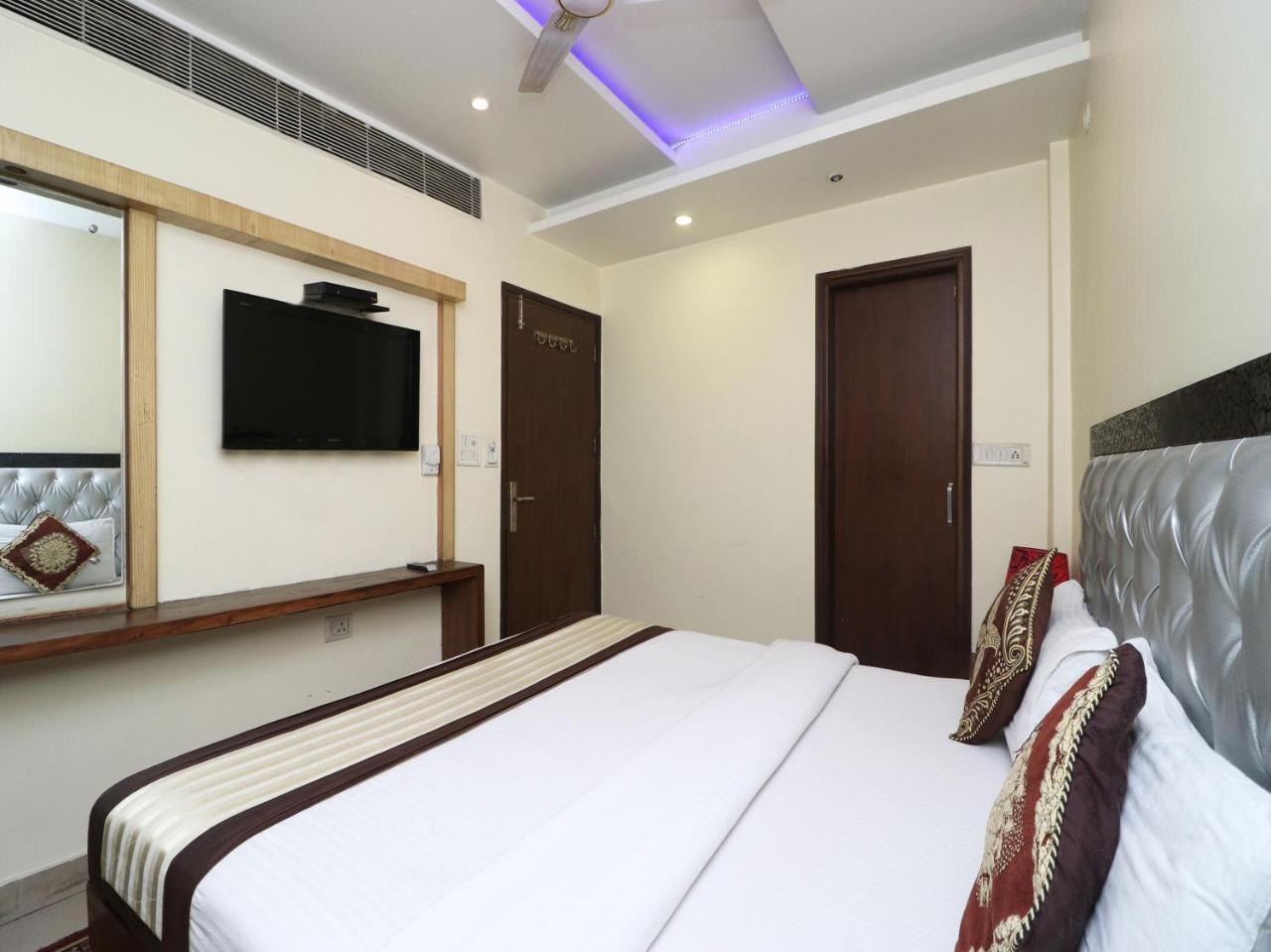 Hotel Guruvas Inn "Vaccinated Staff" Нью-Дели Экстерьер фото