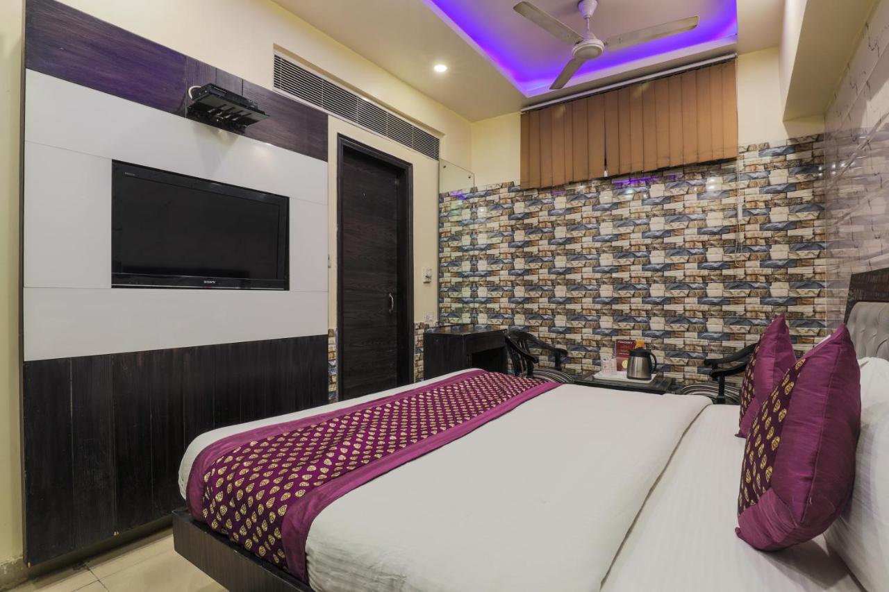 Hotel Guruvas Inn "Vaccinated Staff" Нью-Дели Экстерьер фото